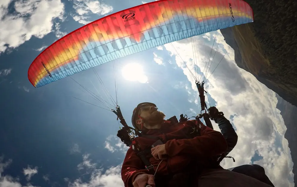 Pure Adrenaline: Freestyle-Manöver mit dem Tandem-Gleitschirm