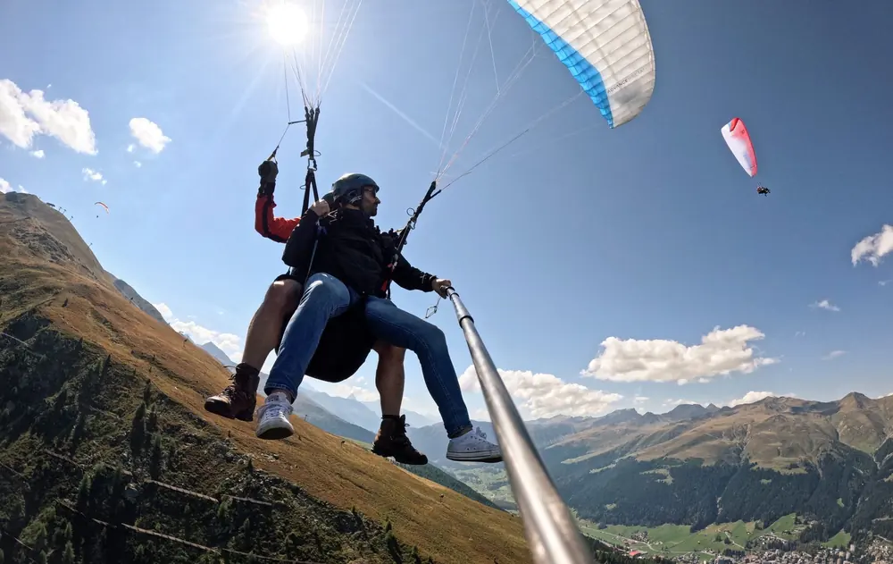 Flug für 2: zwei Tandem-Gleitschirme gleichzeitig in der Luft